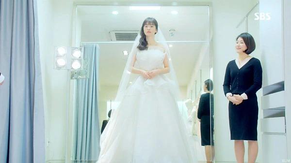 Diện váy cưới: Song Hye Kyo ưa truyền thống, Han So Hee mới mẻ-1