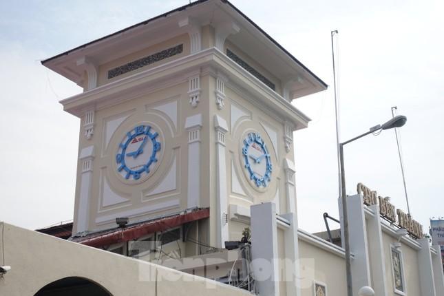 Người dân thích thú check-in sau khi chợ Bến Thành thay áo mới-2