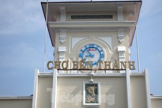 Người dân thích thú check-in sau khi chợ Bến Thành thay áo mới-4