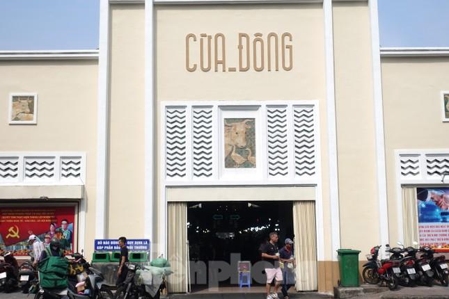 Người dân thích thú check-in sau khi chợ Bến Thành thay áo mới-5