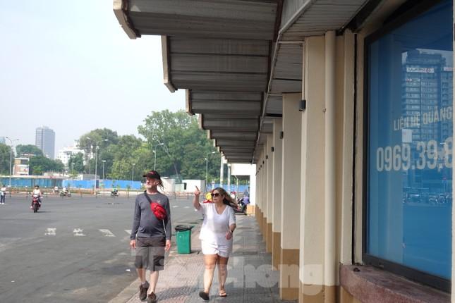 Người dân thích thú check-in sau khi chợ Bến Thành thay áo mới-6