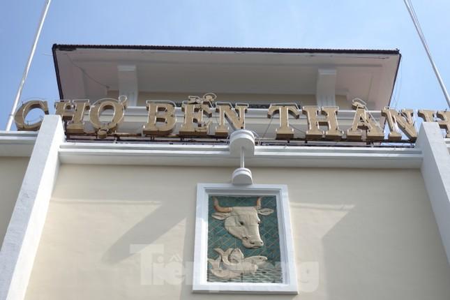 Người dân thích thú check-in sau khi chợ Bến Thành thay áo mới-7