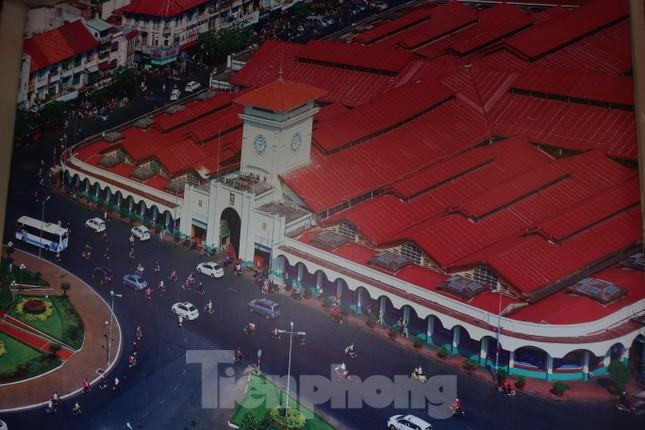 Người dân thích thú check-in sau khi chợ Bến Thành thay áo mới-8