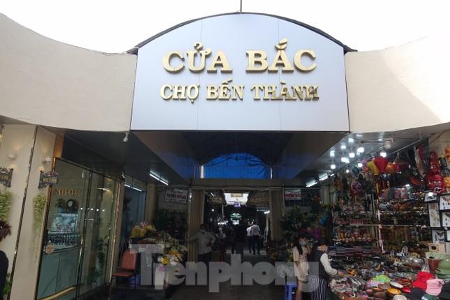 Người dân thích thú check-in sau khi chợ Bến Thành thay áo mới-9