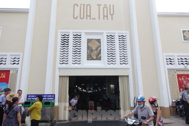 Người dân thích thú check-in sau khi chợ Bến Thành thay áo mới-10