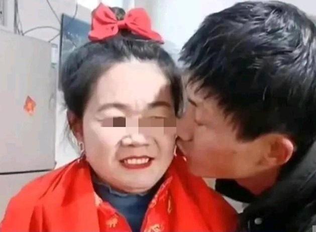 Cô dâu 55 tuổi cưới trai tân 33 tuổi, đứng cạnh nhau như mẹ con-1