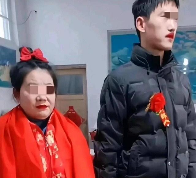 Cô dâu 55 tuổi cưới trai tân 33 tuổi, đứng cạnh nhau như mẹ con-2