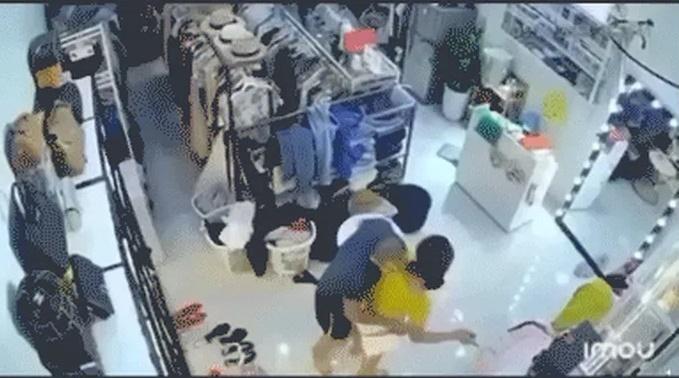 Pha chống hiếp dâm thần thánh bằng bao cao su: Sao chép dễ bị bắt bài-1