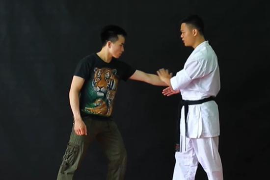 Võ sư Karate mách chiêu quật ngã yêu râu xanh mọi cô gái cần biết