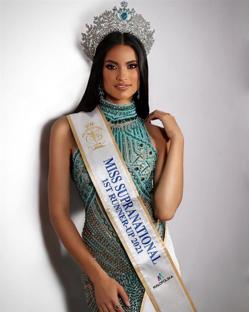 Á hậu Siêu quốc gia từ bỏ danh hiệu-1