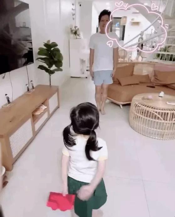 Phản ứng của Nhã Phương và Trường Giang khi con gái nhận một bức thư ở lớp-2