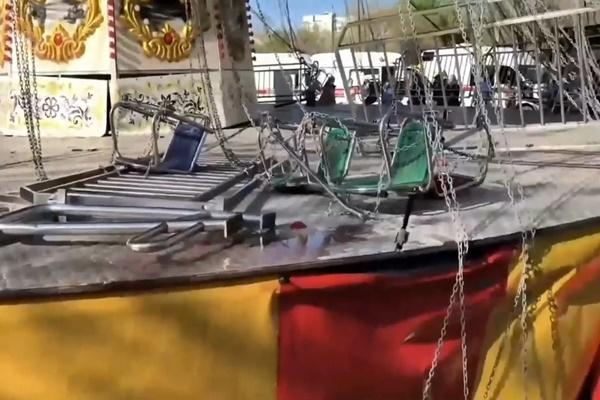 Du khách vác tai nghe khổng lồ đến tượng Đại Phật, cầu xin có tiền và bạn gái-3