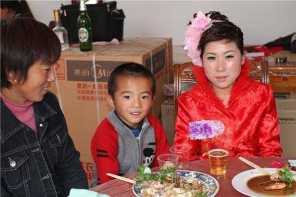 Mẹ chồng bắt anh chồng cưới góa phụ hơn 10 tuổi, anh cười mẹ khóc-1