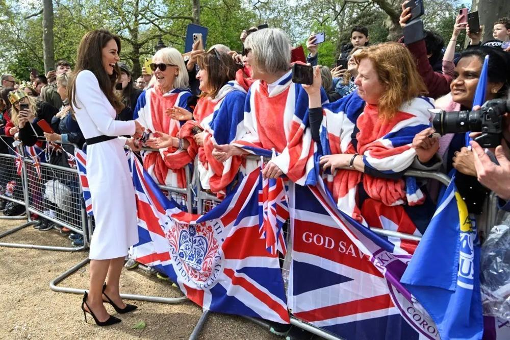 Ẩn ý những bộ váy được Công nương Kate diện trong lễ đăng cơ Vua Charles-2