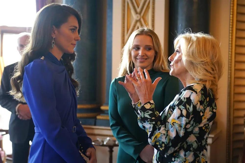 Ẩn ý những bộ váy được Công nương Kate diện trong lễ đăng cơ Vua Charles-3
