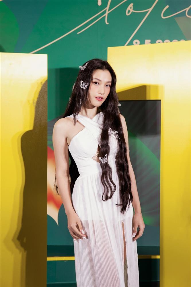 Kỳ Duyên, Hoàng Oanh khoe vóc dáng bốc lửa với trang phục cắt xẻ-10