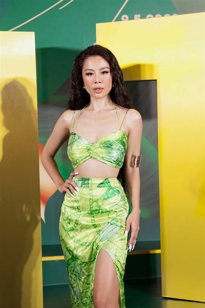 Kỳ Duyên, Hoàng Oanh khoe vóc dáng bốc lửa với trang phục cắt xẻ-3