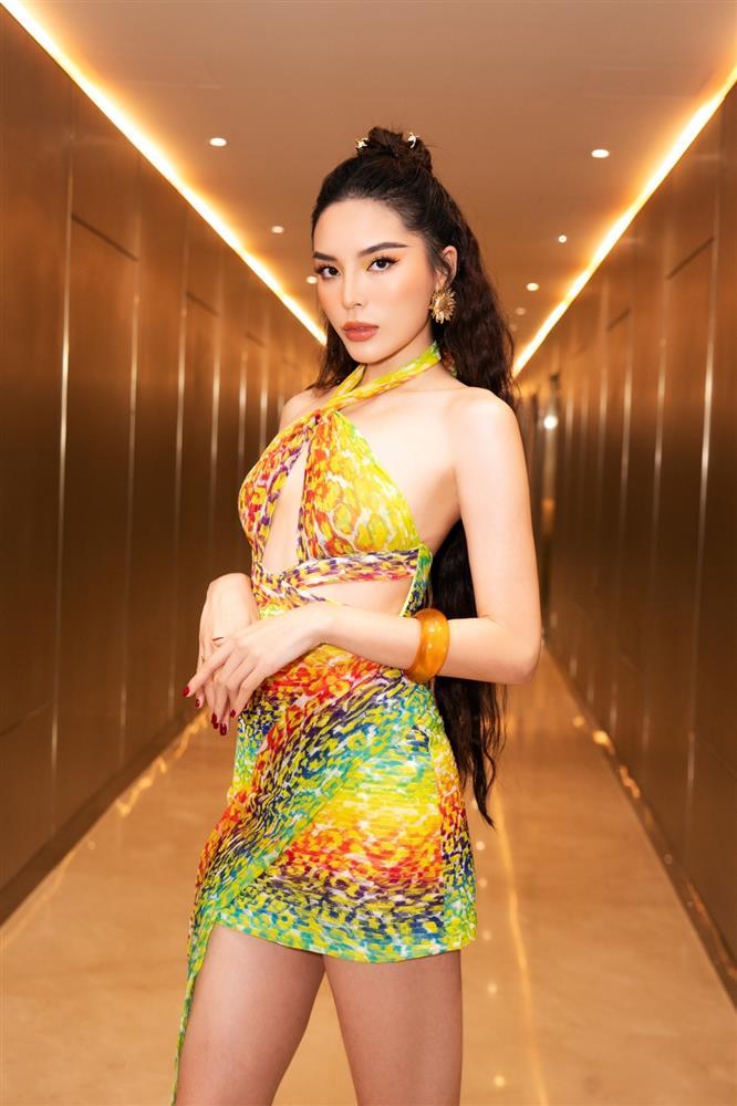 Kỳ Duyên, Hoàng Oanh khoe vóc dáng bốc lửa với trang phục cắt xẻ-2