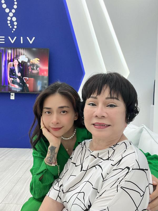 Mẹ ruột kín tiếng của Ngô Thanh Vân: Tuổi già vẫn say mê ca hát-7