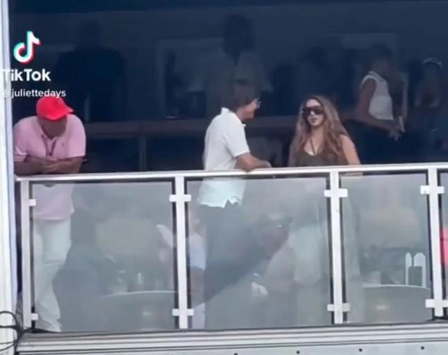 Tom Cruise đang theo đuổi Shakira-2