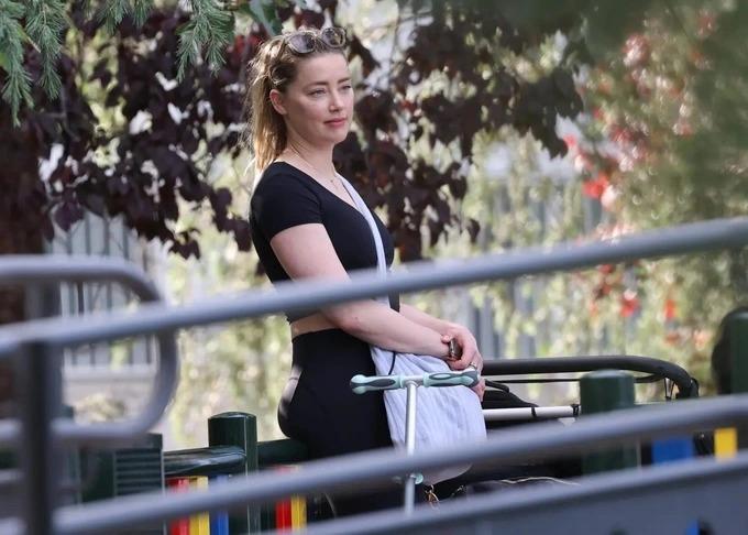 Nhan sắc tỉ lệ vàng Amber Heard mỉm cười bình yên sau giông bão-2