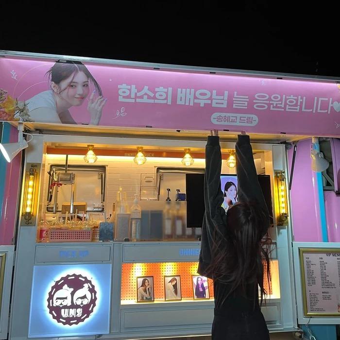 Han So Hee phấn khích khi được Song Hye Kyo gửi tặng xe tải cà phê-2