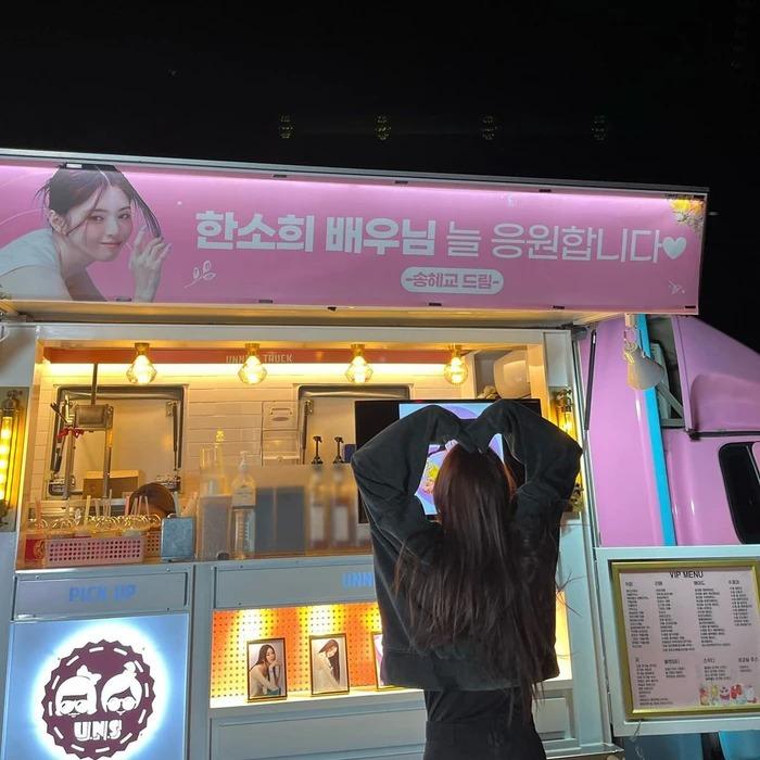 Han So Hee phấn khích khi được Song Hye Kyo gửi tặng xe tải cà phê-3