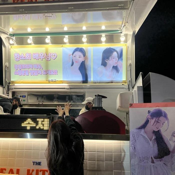 Han So Hee phấn khích khi được Song Hye Kyo gửi tặng xe tải cà phê-4