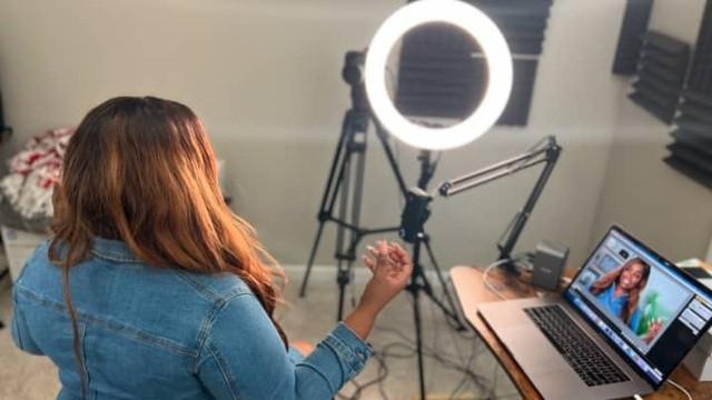 Cô gái kiếm 2,4 tỷ đồng/tháng, mỗi ngày chỉ làm 2 tiếng-1