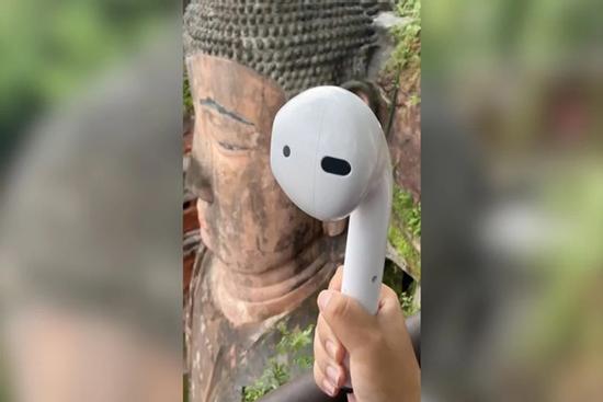 Du khách vác 'tai nghe khổng lồ' đến tượng Đại Phật, cầu xin có tiền và bạn gái