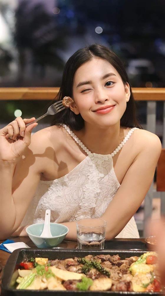 Hoa hậu Tiểu Vy bỗng dưng khóc nức nở trong xe ô tô-1