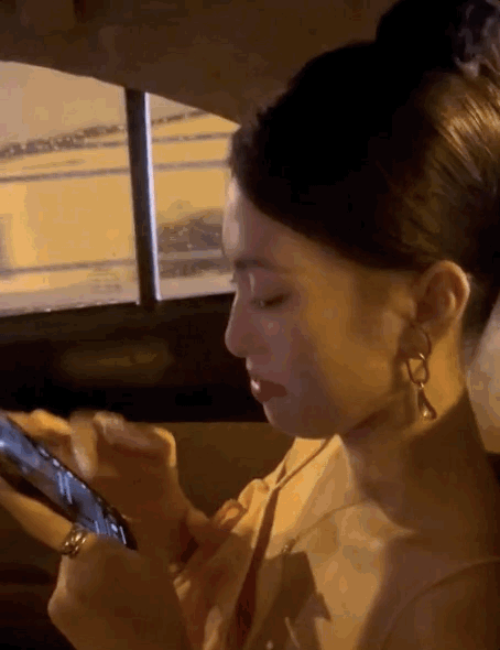 Hoa hậu Tiểu Vy bỗng dưng khóc nức nở trong xe ô tô-2