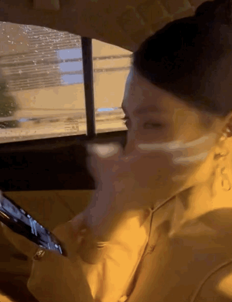 Hoa hậu Tiểu Vy bỗng dưng khóc nức nở trong xe ô tô-3