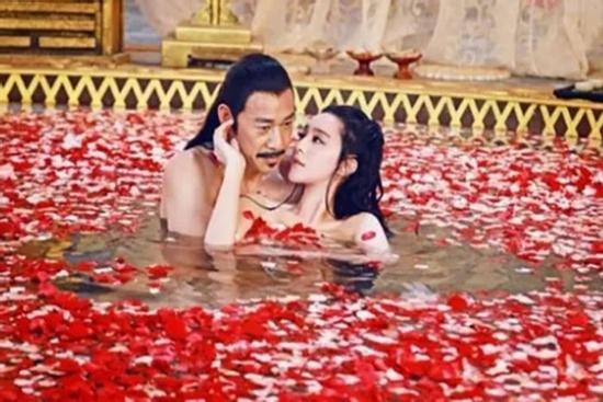 Khi hoàng đế tắm, ai sẽ là người phục vụ?