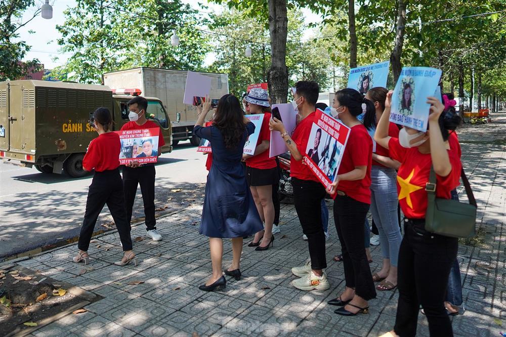 Người dân bức xúc đấm vào ảnh của cha đẻ bé Vân An-11