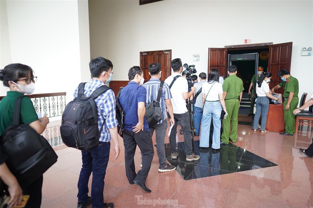 Người dân bức xúc đấm vào ảnh của cha đẻ bé Vân An-12