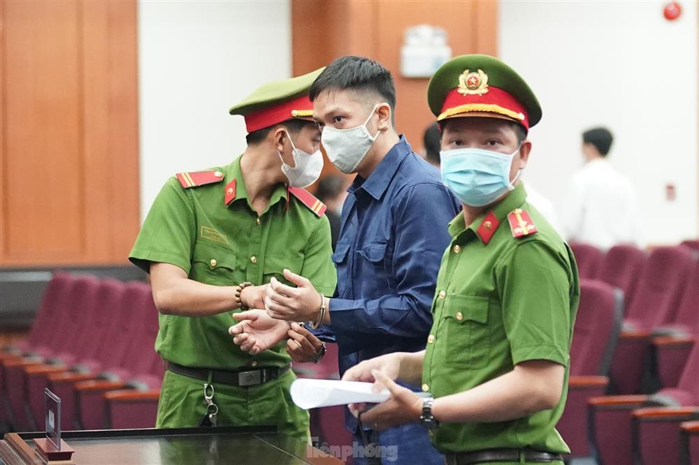 Người dân bức xúc đấm vào ảnh của cha đẻ bé Vân An-14