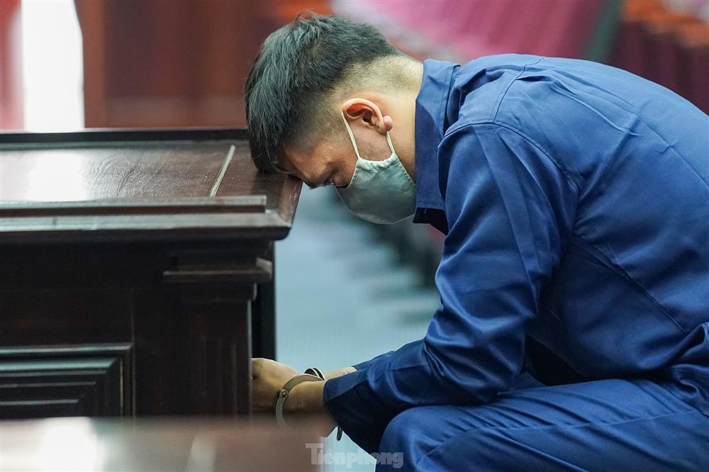 Người dân bức xúc đấm vào ảnh của cha đẻ bé Vân An-15