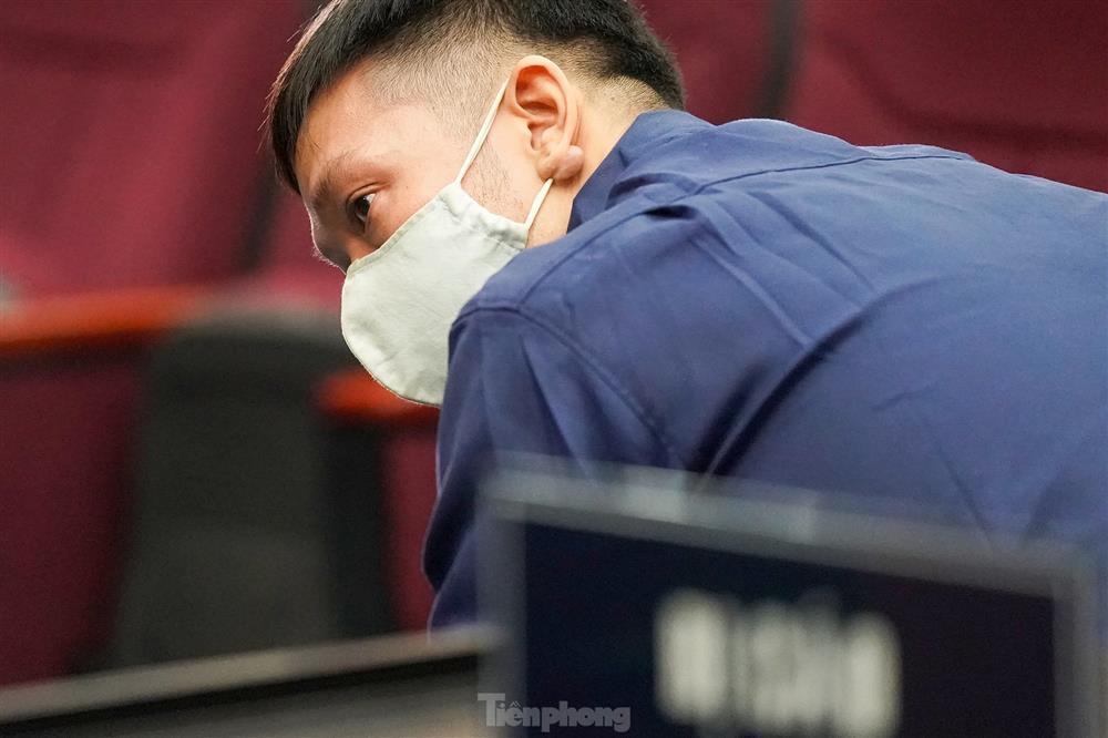 Người dân bức xúc đấm vào ảnh của cha đẻ bé Vân An-16