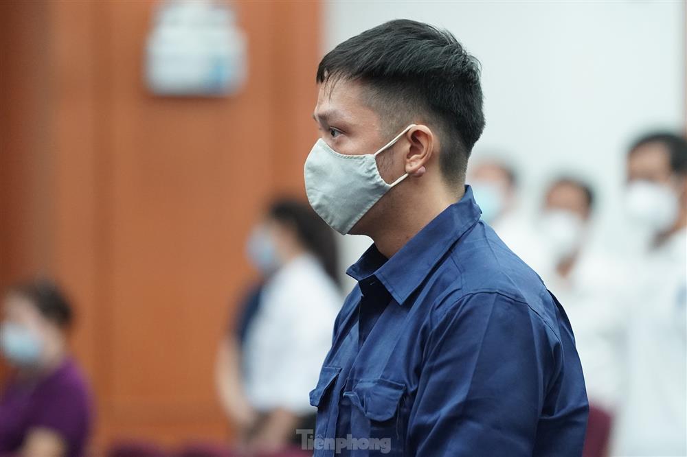 Người dân bức xúc đấm vào ảnh của cha đẻ bé Vân An-17