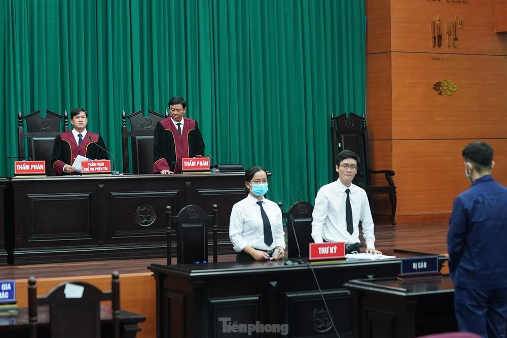 Người dân bức xúc đấm vào ảnh của cha đẻ bé Vân An-18