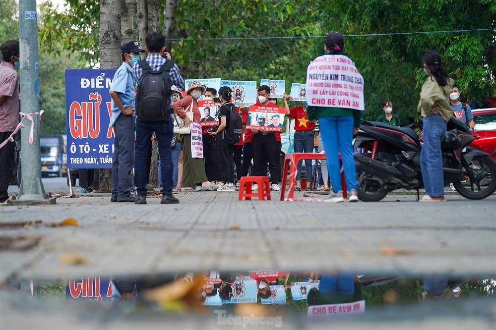 Người dân bức xúc đấm vào ảnh của cha đẻ bé Vân An-3