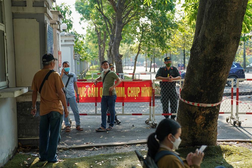 Người dân bức xúc đấm vào ảnh của cha đẻ bé Vân An-5