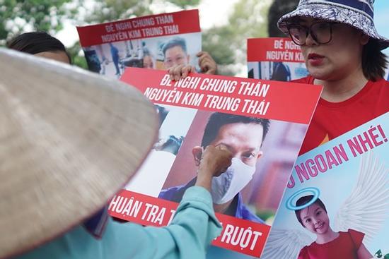 Người dân bức xúc đấm vào ảnh của cha đẻ bé Vân An