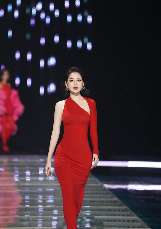 Chi Pu diện 10 bộ đồ trong tập 1 Đạp Gió 2023, trang phục chuẩn bị còn sốc hơn-2