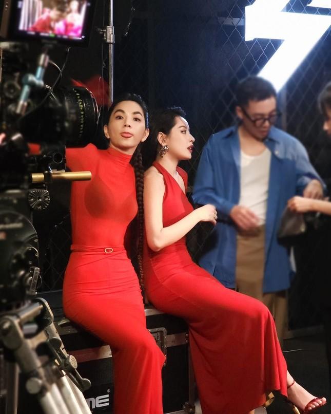 Chi Pu diện 10 bộ đồ trong tập 1 Đạp Gió 2023, trang phục chuẩn bị còn sốc hơn-3