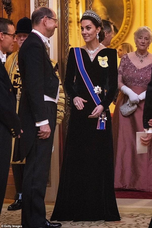Bộ váy của Công nương Kate chụp sau Lễ Đăng Quang của Vua Charles-2