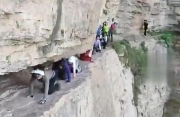 Rùng mình cảnh khách du lịch bò trên vách đá cheo leo-1