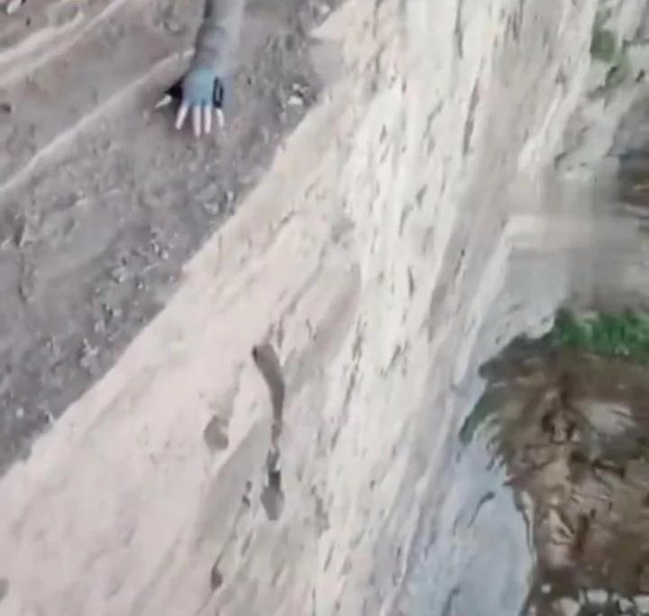 Rùng mình cảnh khách du lịch bò trên vách đá cheo leo-2