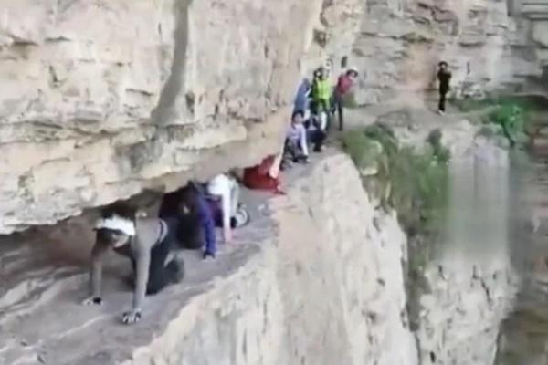 Thót tim cô gái Việt treo dây ngủ qua đêm giữa vách đá dựng đứng-5